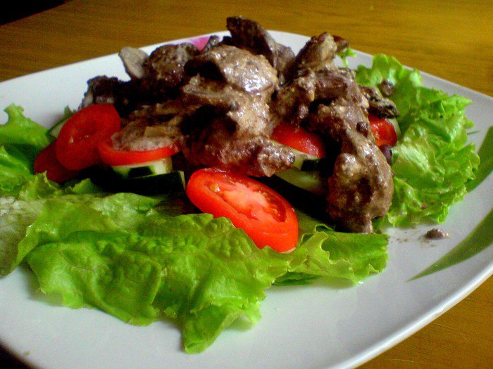 Рецепт салата с жареными грибами, куриной печенью и помидорами