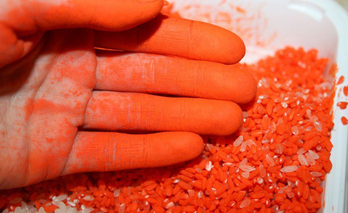 Как покрасить соль в разные цвета детскими мелками
