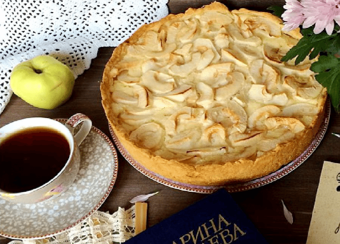 Рецепт заливного пирога с творогом и яблоками
