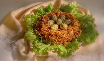 Пошаговый рецепт приготовления слоев салата «Гнездо глухаря»