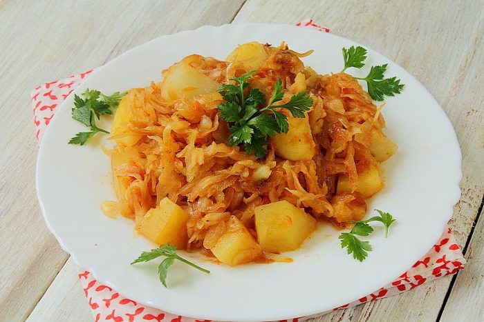 Рецепт тушеной капусты с картошкой и тушенкой