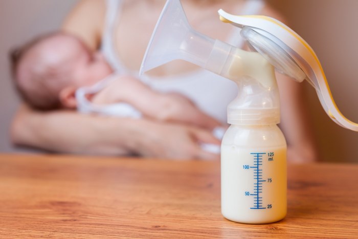 Особенности сцеживания и хранения грудного молока
