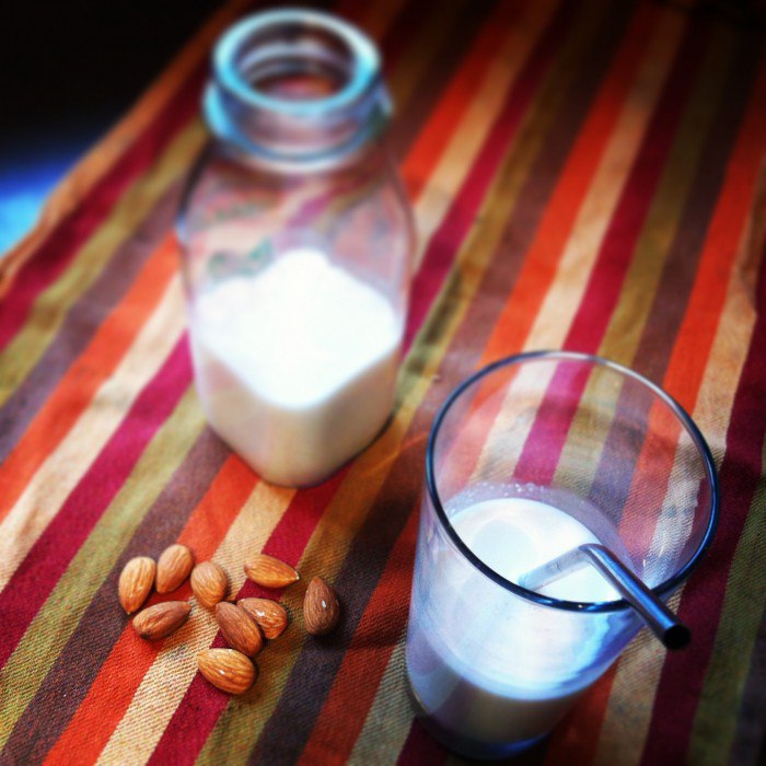 Какова польза миндального молока для организма?