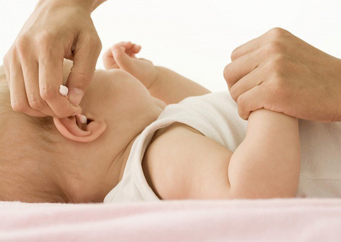 Как почистить уши новорожденному: пошаговая инструкция