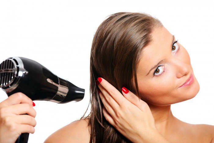 Как расчесывают мокрые волосы, чтобы снизить вред