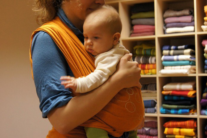 Слинг-шарф – стильный аксессуар и переноска для активных мам
