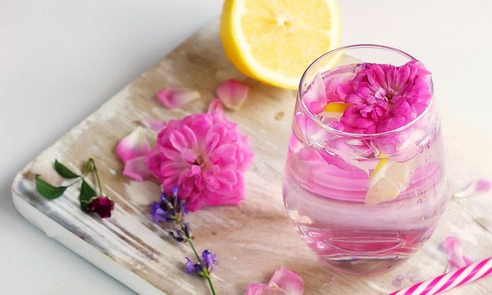 Розовая вода: польза и варианты применения