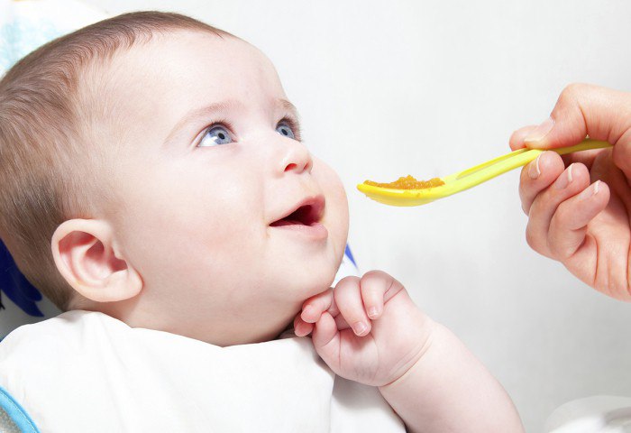 Нужно ли заставлять ребенка кушать: советы молодым родителям