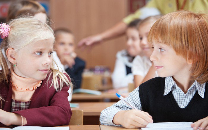 Почему ребенок трудно общается в школе
