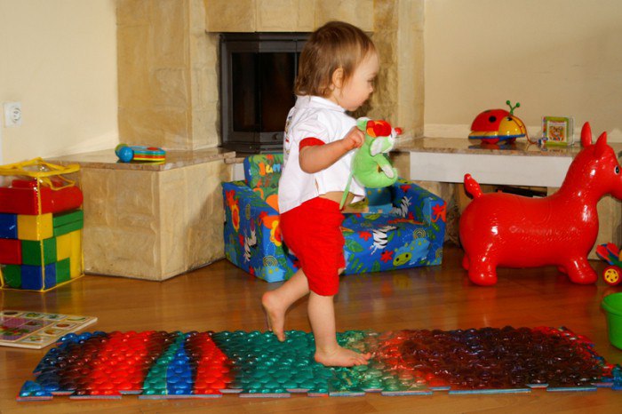 Зачем нужен детский массажный коврик? Как его сделать своими руками?