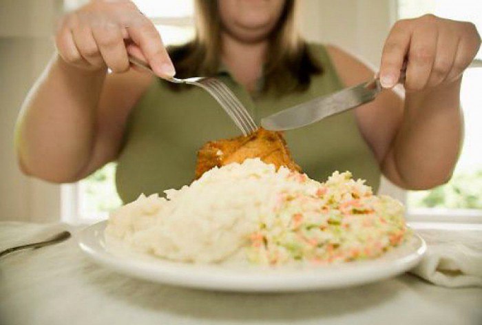 Как бороться с патологической несдержанностью в еде?