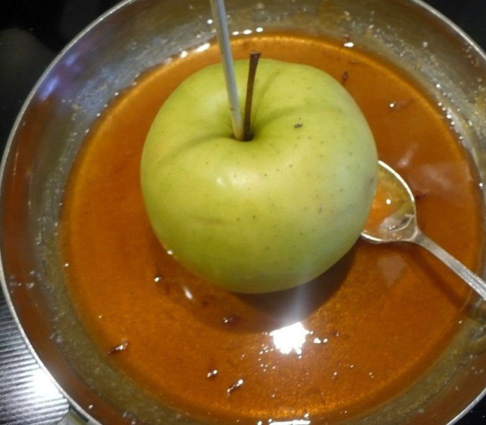 Рецепт свежих яблок в карамели