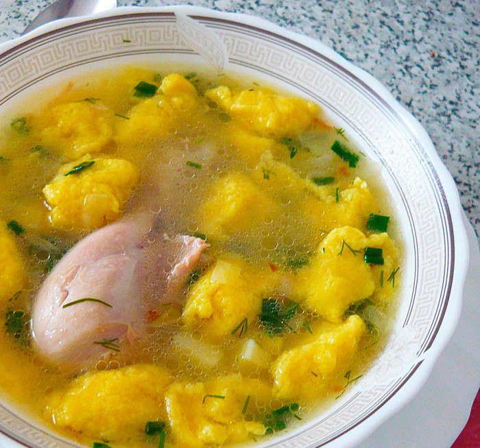 Суп с куриным бульоном и жареными галушками