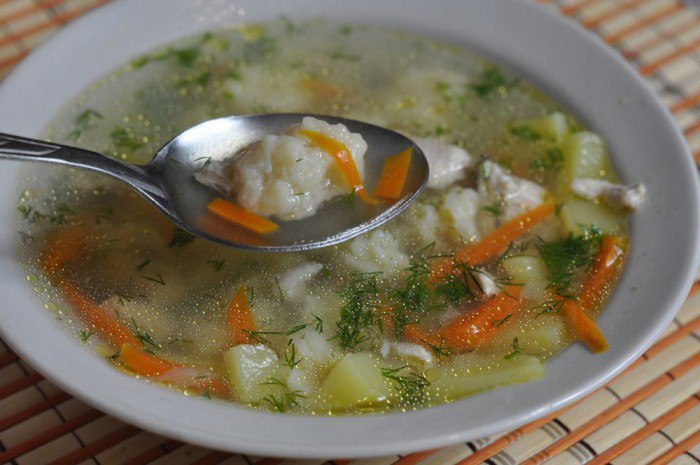 Куриный суп с клецками и брокколи