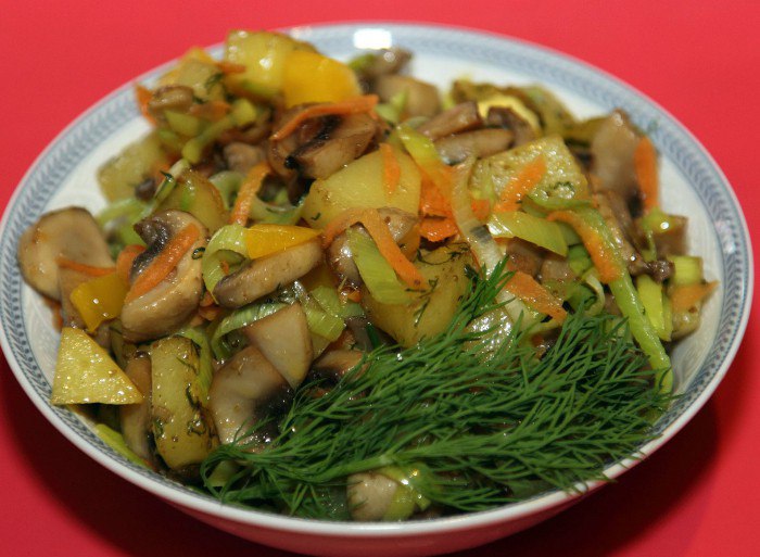 Рецепт салата из жареных грибов шампиньонов и картофеля