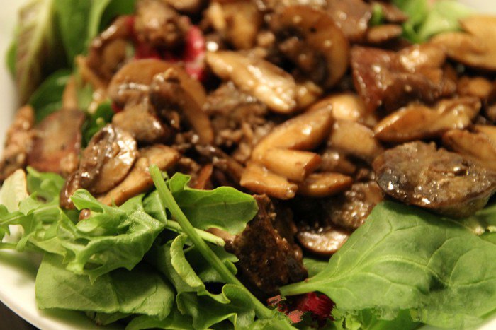 Рецепт салата с грибами шампиньонами, куриной печенью и солеными огурцами
