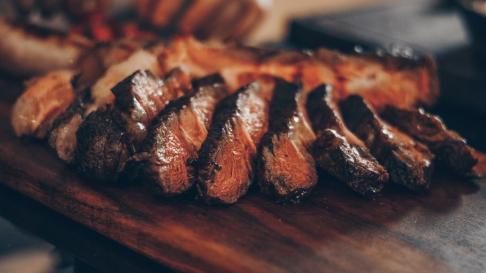 Все о мясе: разбираемся в разновидностях стейков из свинины и говядины