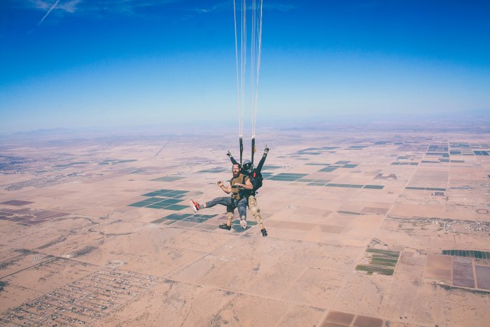Экстремальные увлечения: со скольки лет можно прыгать с парашютом?