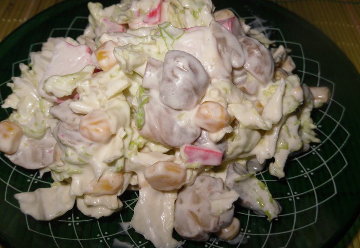 Рецепт салата с грибами и жареными крабовыми палочками