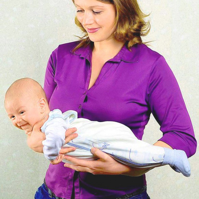 Как правильно держать столбиком новорожденного