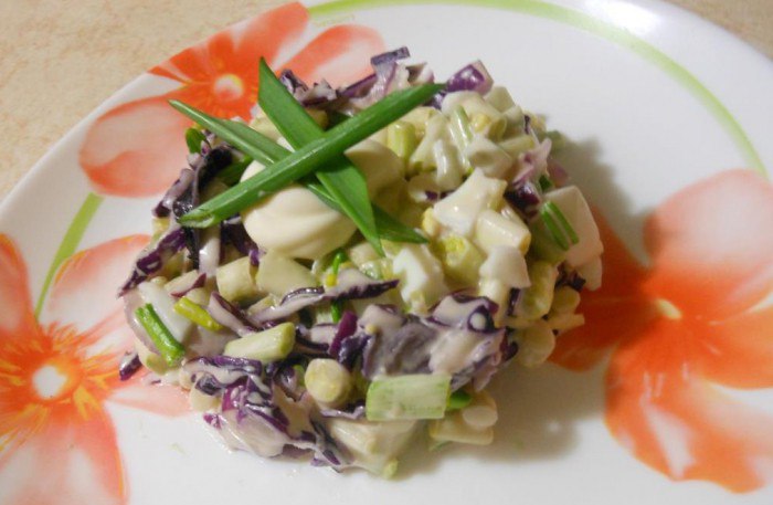 Салат из черемши со сметаной