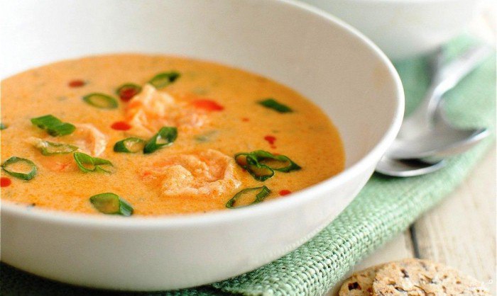 Рецепт получения сливочного супа с семгой и креветками