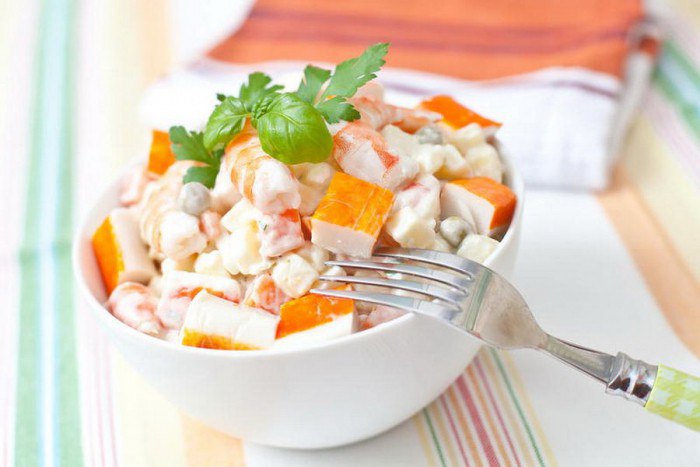 Весенний салат с огурцом и крабовыми палочками