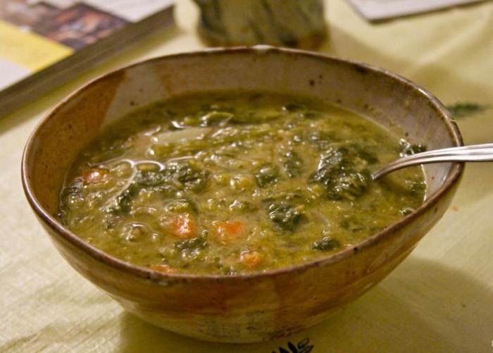 Суп из зеленой чечевицы с гренками
