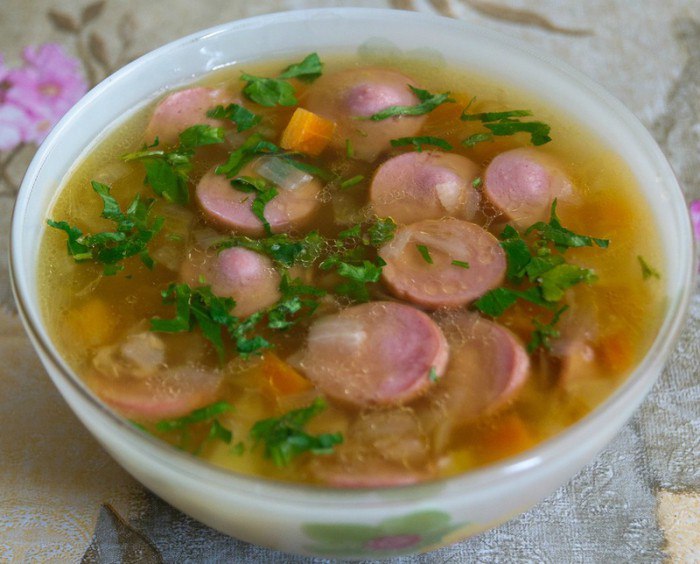 Как готовить простой суп с сосисками?