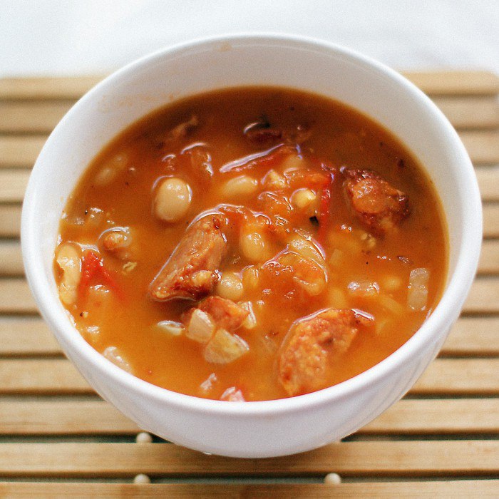 Как готовить простой суп с фасолью и печеными сосисками?