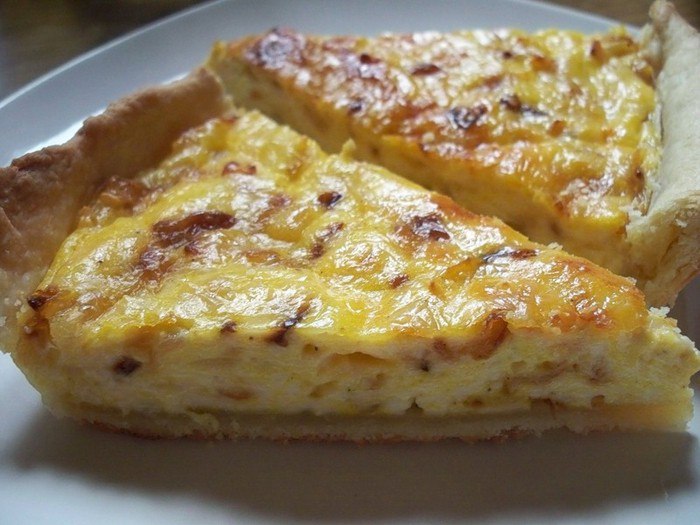 Рецепт закусочного пирога с луком и плавленым сыром