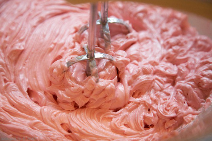 Как приготовить в домашних условия белковый крем для торта с вареньем?