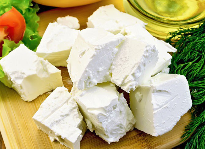 Как в домашних условиях приготовить сыр фета из коровьего молока?