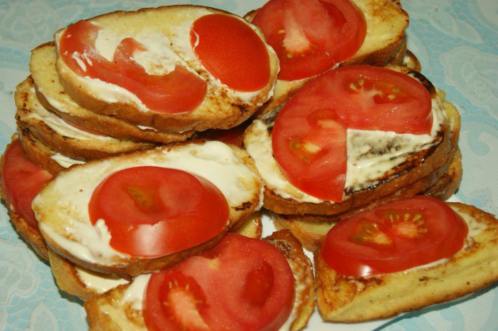 Рецепт бутербродов с помидорами, чесноком и сыром