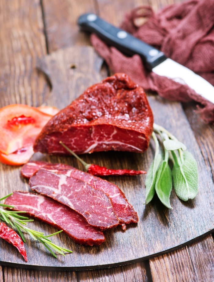 Прекрасная альтернатива магазинной колбасе: учимся вялить мясо в домашних условиях