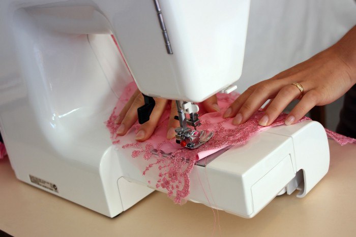 Основные принципы, как выбирать швейную машинку начинающим