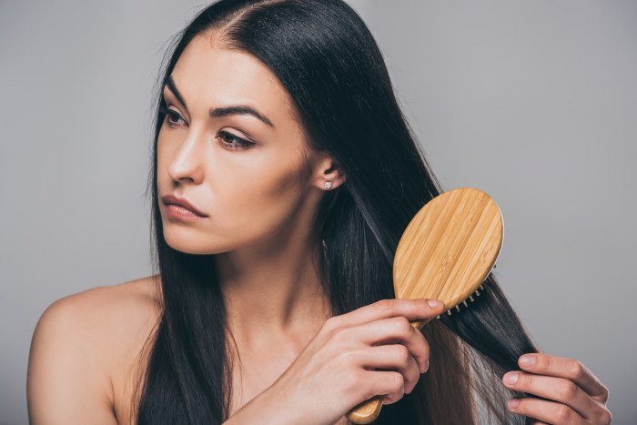 Выпадение волос с луковицей: причины и лечение