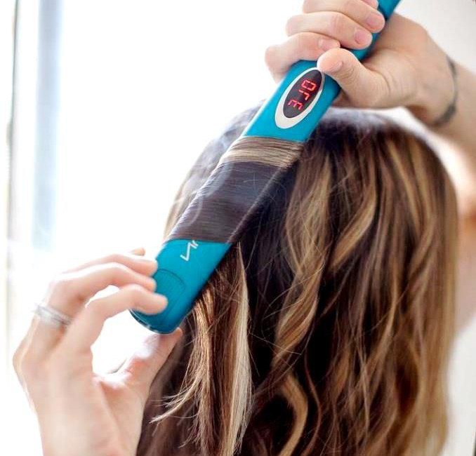 Процесс завивки кудрей на длинных волосах с помощью утюжка
