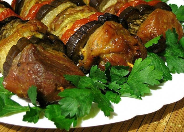 Жареное мясо стир-фрай с баклажанами и помидорами