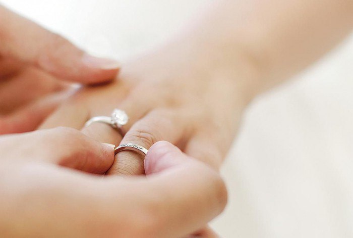 Можно ли до свадьбы показывать кому-нибудь свои обручальные кольца?