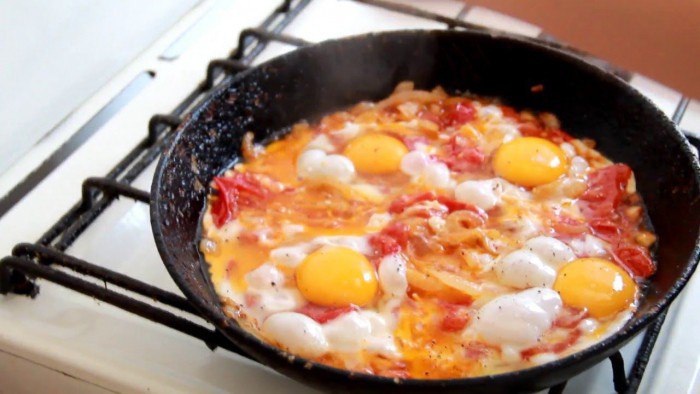Рецепт приготовления яичницы с помидорами