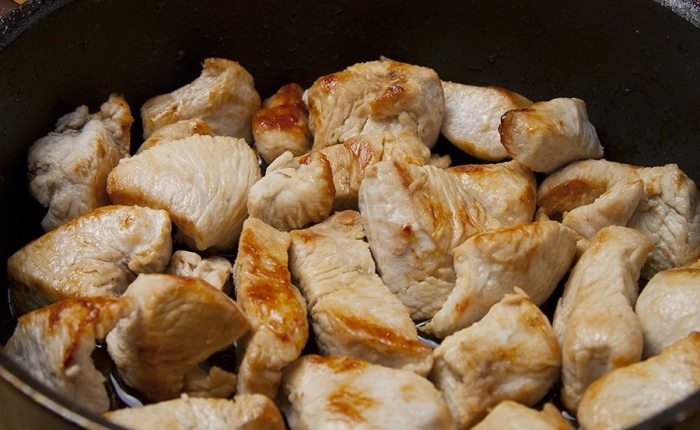 Как на сковороде приготовить филе индейки в сметане?
