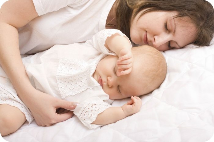 Как можно приучить ребенка засыпать в своей кроватке?