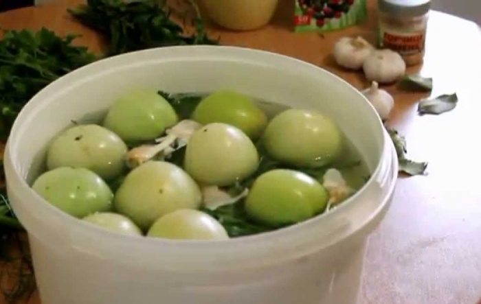 Рецепт засолки зеленых помидор холодным способом в банках