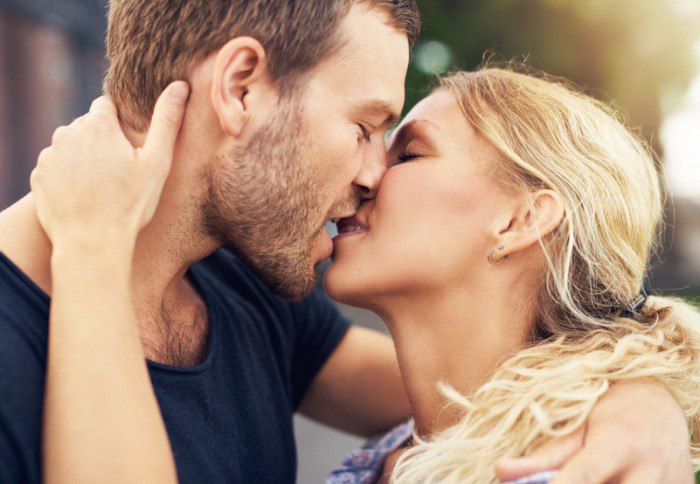 Почему нельзя целоваться с парнем в губы: выясняем основные причины