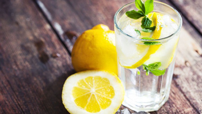 Чем полезна вода с лимоном натощак?