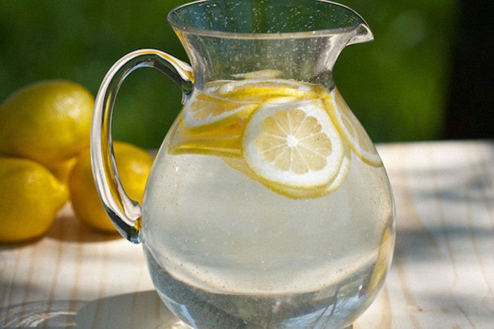 Вода с лимоном натощак: польза и возможный вред