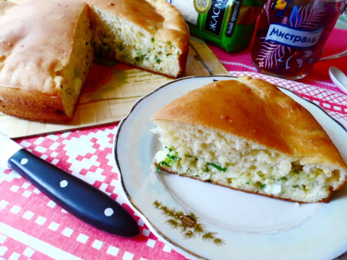 Быстрый пирог с зеленым луком, рисом и яйцом