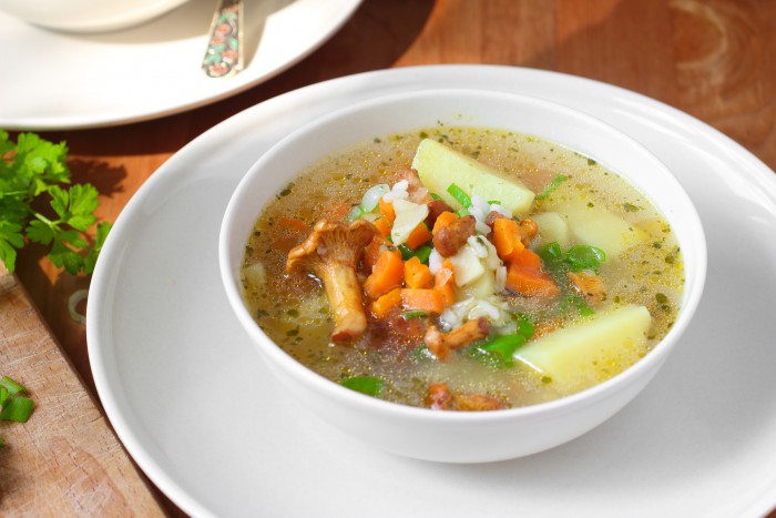 Грибной суп с клецками из манки