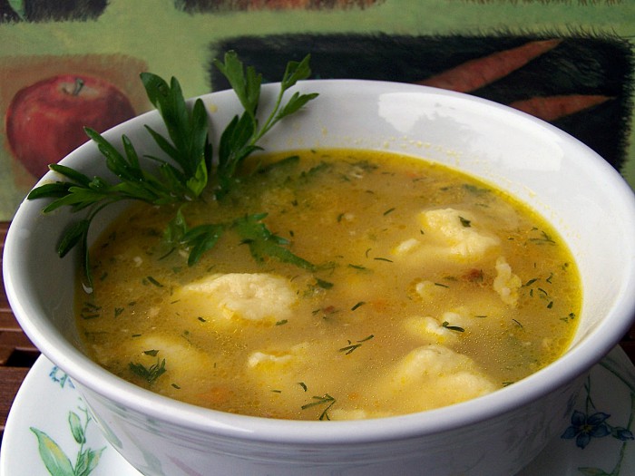 Летний суп с зелеными клецками